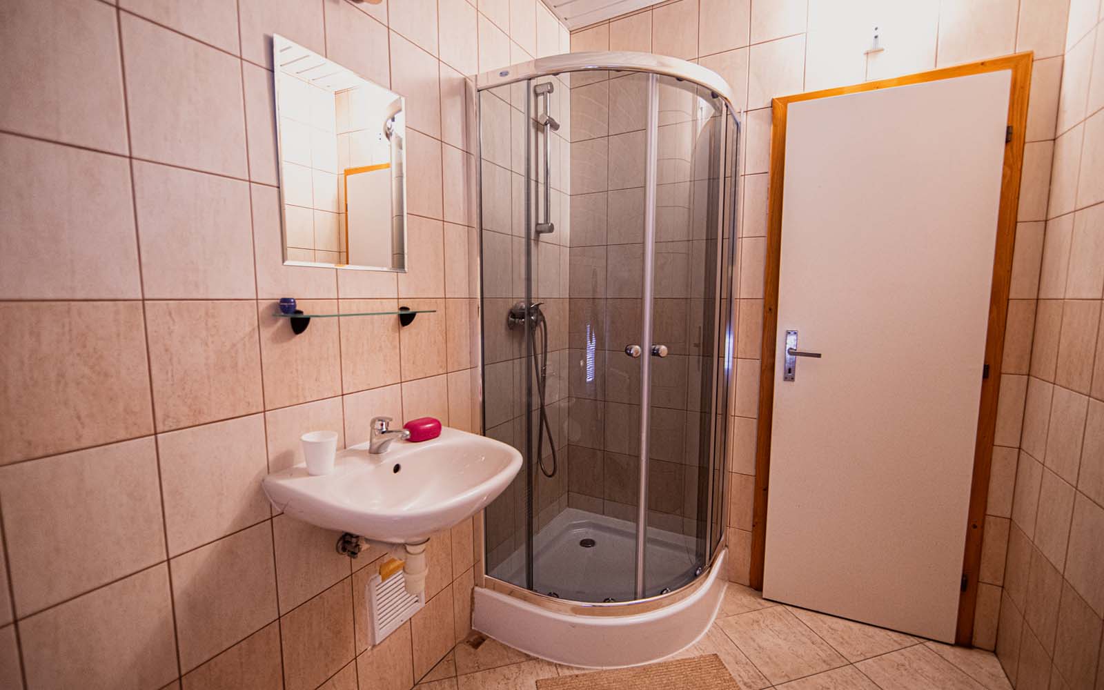 Kúpeľna s WC na druhom poschodí